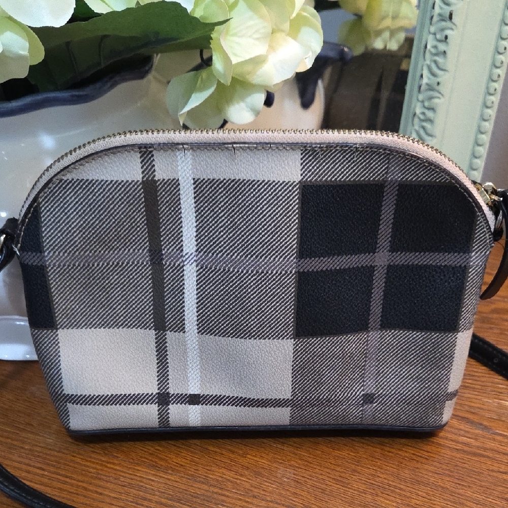 Kate Spade Black and Cream Crossbody Bag with Minimalist Design - Picture 3 of 12